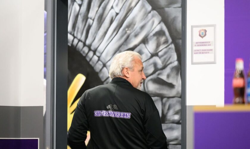 Abschied am Saisonende: Trainer Pavel Dotchev muss in Aue gehen. Foto: Robert Michael/dpa