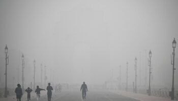 “Smog” en Inde : les images de New Delhi écrasé par un épais nuage de pollution