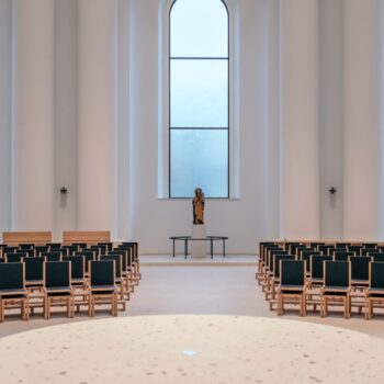 Berliner Hedwigskathedrale präsentiert sich in minimalistischem Gewand