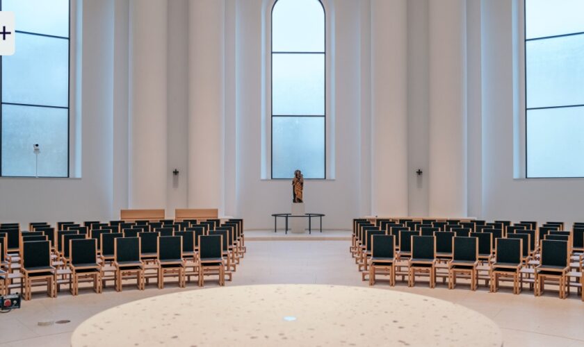 Berliner Hedwigskathedrale präsentiert sich in minimalistischem Gewand