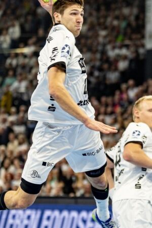 Lukas Zerbe und der THW Kiel spielten in Gummersbach. Foto: Axel Heimken/dpa