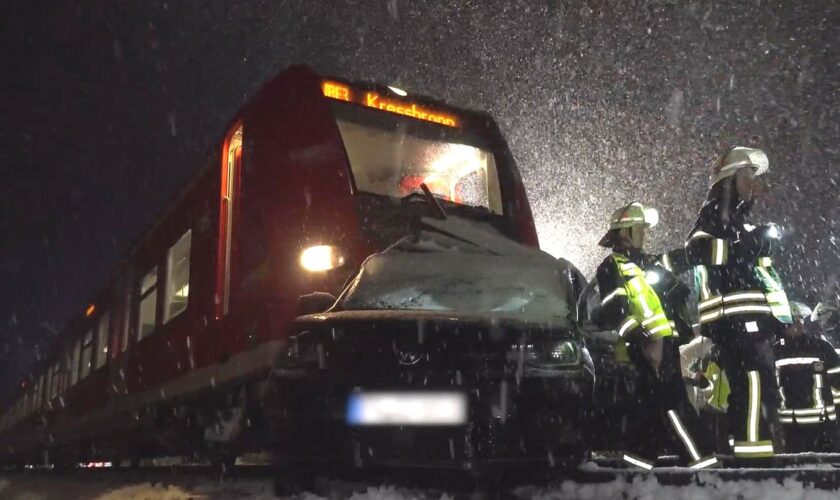 Bis zu 30 Zentimeter Schnee: Glätte, Unfälle, Staus: Der Schwarzwald versinkt im Schneechaos