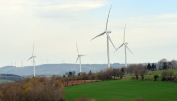 Une ferme d'éoliennes à Salles-Curan le 18 avril 2014