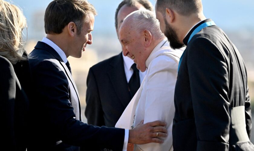 Macron accueillera bien le pape en France, mais pas à Notre-Dame de Paris comme il le souhaitait