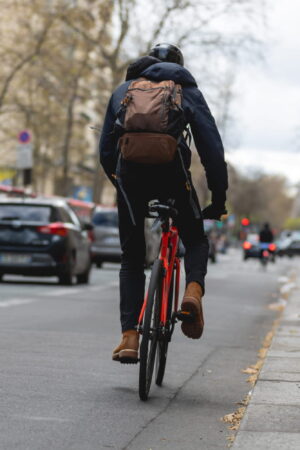 Les personnes à vélo roulent trop souvent de cette manière. Cette infraction peut pourtant leur coûter leur permis de conduire