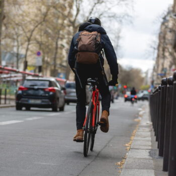 Les personnes à vélo roulent trop souvent de cette manière. Cette infraction peut pourtant leur coûter leur permis de conduire