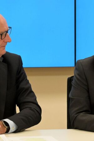 Brandenburgs SPD-Ministerpräsident Dietmar Woidke (l) und BSW-Landeschef Robert Crumbach verhandeln über eine Koalition. (Archiv