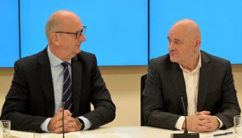 Brandenburgs SPD-Ministerpräsident Dietmar Woidke (l) und BSW-Landeschef Robert Crumbach verhandeln über eine Koalition. (Archiv