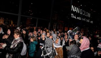 Bei der Eröffnung der Nan-Goldin-Retrospektive in Berlin gab es propalästinensische Proteste. Foto: Fabian Sommer/dpa