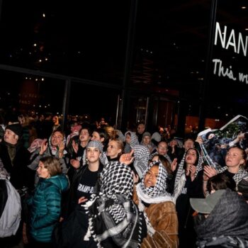 Bei der Eröffnung der Nan-Goldin-Retrospektive in Berlin gab es propalästinensische Proteste. Foto: Fabian Sommer/dpa