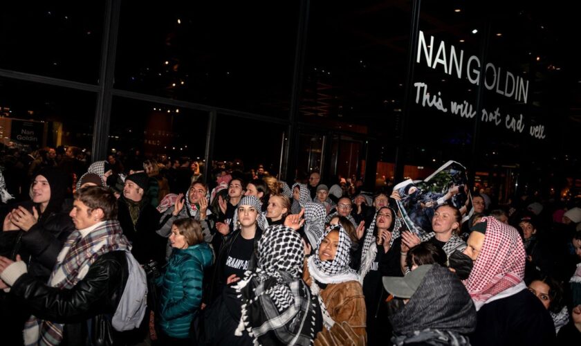 Bei der Eröffnung der Nan-Goldin-Retrospektive in Berlin gab es propalästinensische Proteste. Foto: Fabian Sommer/dpa