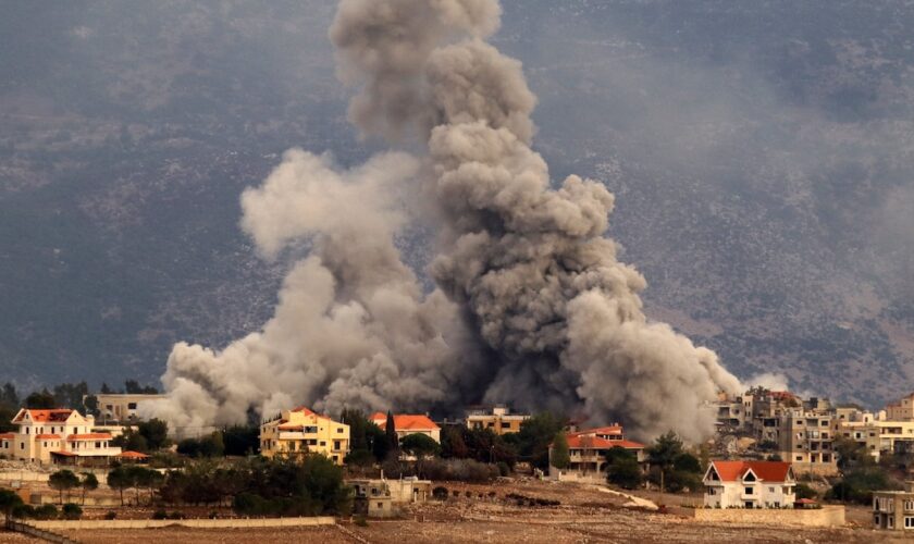 De la fumée s'élève au-dessus d'un site touché par un bombardement israélien dans le village de Khiam, dans le sud du Liban, le 20 novembre 2024, sur fond de guerre entre le Hezbollah libanais et Israël