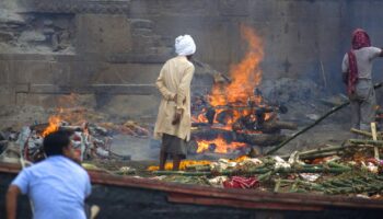 Tot geglaubter Mann wacht kurz vor seiner rituellen Verbrennung auf