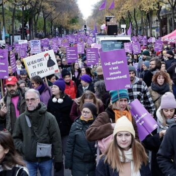 Des dizaines de rassemblements contre les violences faites aux femmes en plein procès des viols de Mazan