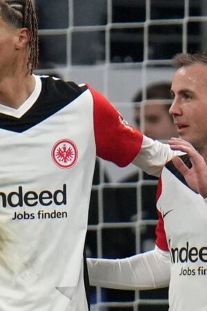 Mario Götze (r) schoss in seinem 100. Pflichtspiel die Führung für Eintracht Frankfurt gegen Werder Bremen. Foto: Thomas Frey/dp