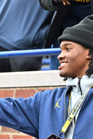 Michigan's new No. 1 recruit photographed with subject of sign-stealing scandal before Wolverines' game