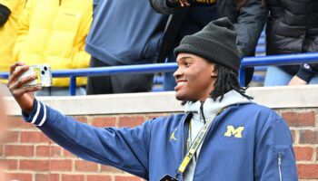 Michigan's new No. 1 recruit photographed with subject of sign-stealing scandal before Wolverines' game