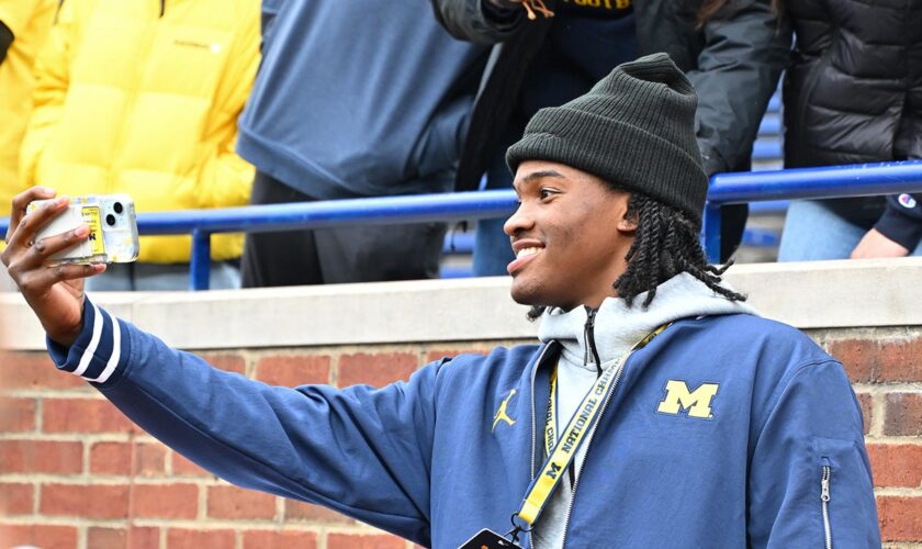 Michigan's new No. 1 recruit photographed with subject of sign-stealing scandal before Wolverines' game