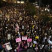 Israelis in Tel Aviv demonstrieren für ein Geisel-Abkommen. Foto: Maya Alleruzzo/AP