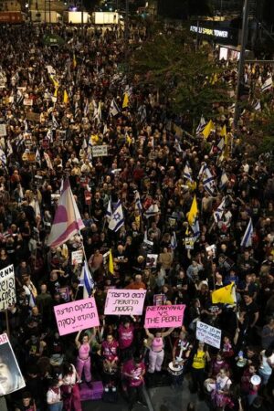 Israelis in Tel Aviv demonstrieren für ein Geisel-Abkommen. Foto: Maya Alleruzzo/AP