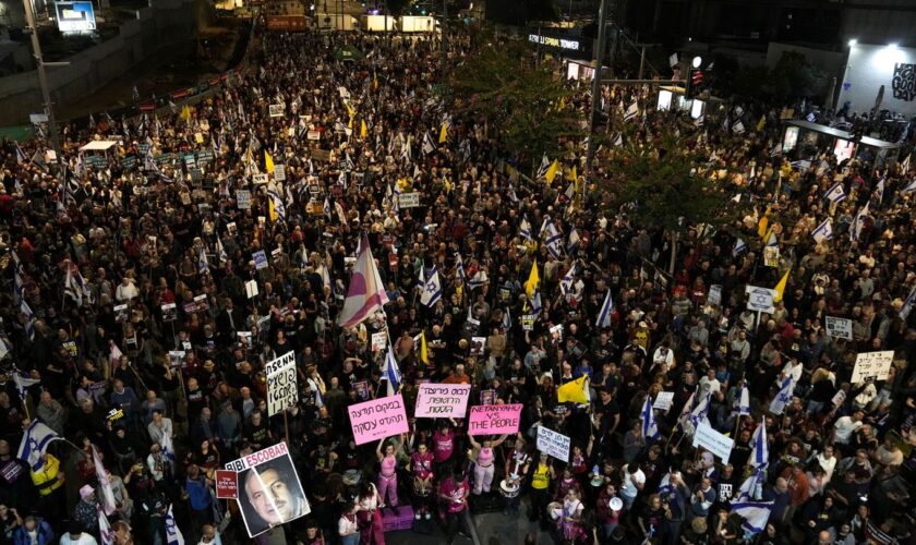 Israelis in Tel Aviv demonstrieren für ein Geisel-Abkommen. Foto: Maya Alleruzzo/AP