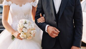 Bride defended for refusing to walk down the aisle with her mother’s boyfriend