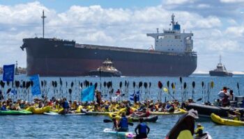 Australien: Klimaschützer hindern Frachter an Einfahrt in Kohlehafen