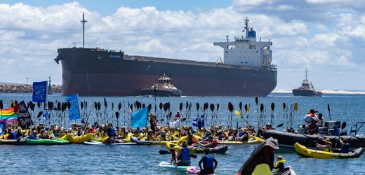 Australien: Klimaschützer hindern Frachter an Einfahrt in Kohlehafen