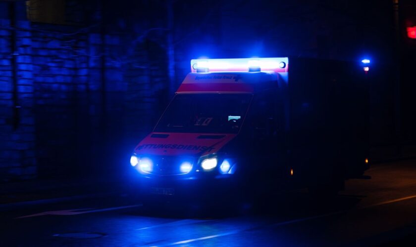 Nach einem Zusammenstoß von zwei Autos in Hamburg müssen zwei Menschen in ein Krankenhaus. (Symbolbild) Foto: Nicolas Armer/dpa