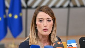 La présidente du Parlement européen Roberta Metsola répond aux questions des journalistes à Bruxelles le 17 octobre 2024