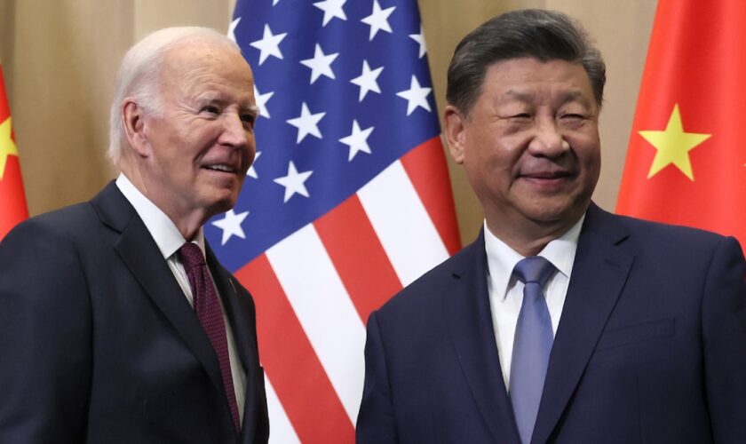 Le président américain Joe Biden (à gauche) s'entretient avec le président chinois Xi Jinping en marge du sommet de la Coopération économique pour l'Asie-Pacifique (APEC) à Lima, au Pérou, le 16 novembre 2024