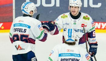 Ty Ronning steuerte drei Treffer zum Sieg der Eisbären gegen Iserlohn bei. Foto: Uwe Anspach/dpa