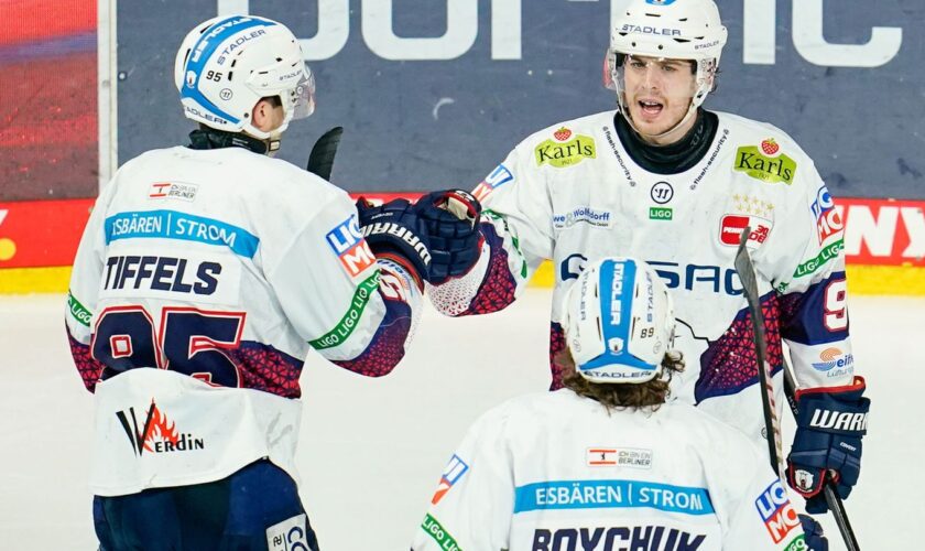 Ty Ronning steuerte drei Treffer zum Sieg der Eisbären gegen Iserlohn bei. Foto: Uwe Anspach/dpa