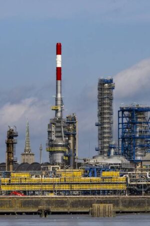 Du pétrole s’écoule dans la Loire après une fuite à la raffinerie TotalEnergies de Donges