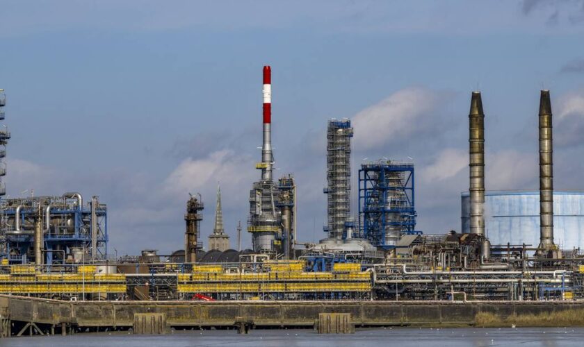 Du pétrole s’écoule dans la Loire après une fuite à la raffinerie TotalEnergies de Donges