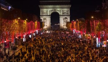 Champs-Élysées : les images de l’avenue parisienne illuminée pour Noël avec Tony Estanguet