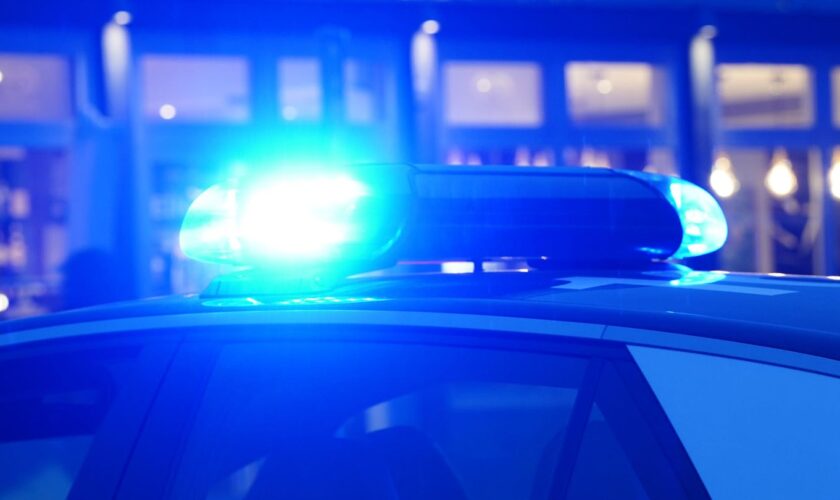 Nordrhein-Wstfalen: Das Blaulicht eines Streifenwagens leuchtet bei einem Polizeieinsatz (Symbolbild)