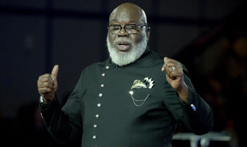 Bishop T.D. Jakes suffers health incident after 'powerful' sermon during Sunday service