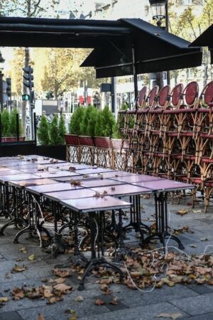 Un restaurant des Champs-Elysées fermé pour cause de confinement le 12 novembre 2020