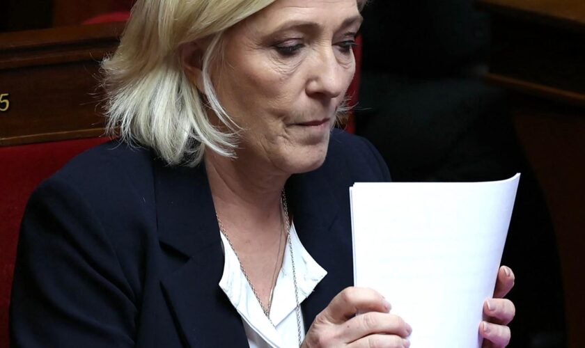 Marine Le Pen maintient ses menaces de censure après son rendez-vous avec Michel Barnier