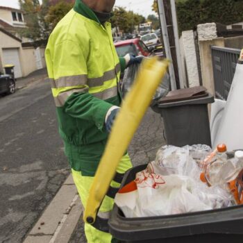 Les Français trient davantage leurs déchets plastiques, mais restent loin de l’objectif européen