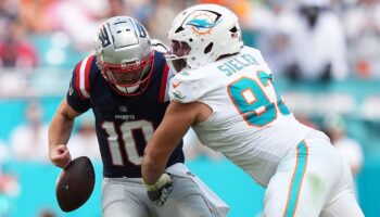 Dolphins' Zach Sieler performs Trump dance after big play vs Patriots