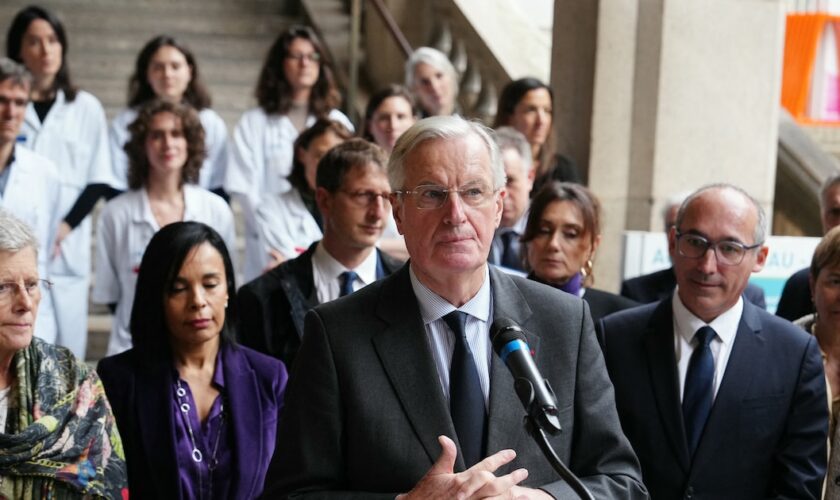 Le Premier ministre, Michel Barnier, lors d'un déplacement à la maison des femmes de l'Hôtel-Dieu, à Paris, lundi 25 novembre 2024.