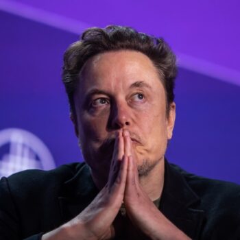 BEVERLY HILLS, CALIFORNIE - 6 MAI : Elon Musk, cofondateur de Tesla et SpaceX et propriétaire de X Holdings Corp, prend la parole lors de la conférence mondiale de l'Institut Milken à l'hôtel Beverly Hilton, le 6 mai 2024 à Beverly Hills, en Californie. La 27e conférence mondiale annuelle explore divers sujets, de l'essor de l'IA générative aux tendances en matière de véhicules électriques, avec la participation de la star du football David Beckham et de l'acteur Ashton Kutcher. Apu Gomes/Getty Images/AFP