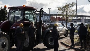 Des agriculteurs de la Coordination rurale manifestent à Agen en face d'un supermarché à Agen, le 22 novembre 2024