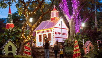 Ce marché de Noël est unique en Europe, il y fait 20 degrés et le village illuminé est sublime