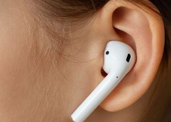 Knigge fürs Einkaufen: Ist es asozial, an der Kasse AirPods zu tragen?