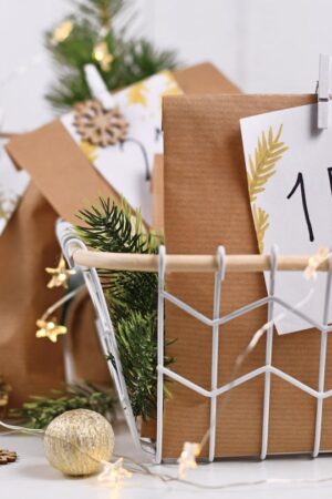 Welchen Adventskalender soll ich verschenken? Ein Adventskalender steht auf einem Tisch