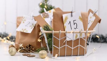 Welchen Adventskalender soll ich verschenken? Ein Adventskalender steht auf einem Tisch