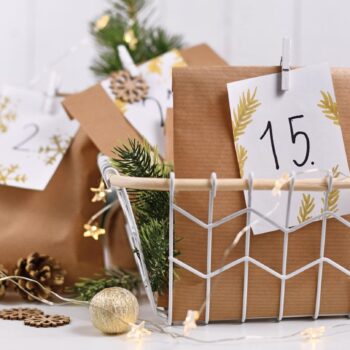 Welchen Adventskalender soll ich verschenken? Ein Adventskalender steht auf einem Tisch